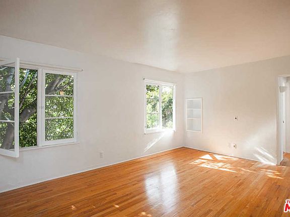 2nd image of 815 Crestmoore Pl
