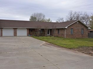 1409 S 6th St, Henryetta, OK 74437