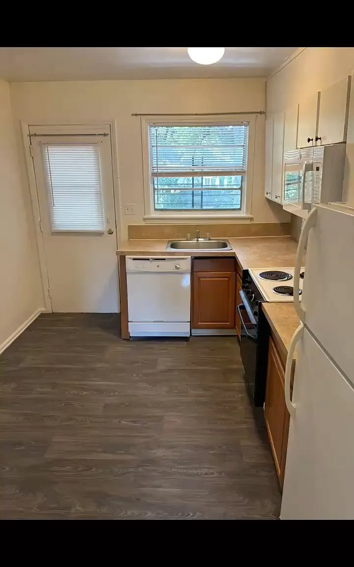 2 bed, 750 sqft, $1,200 — Photo 2