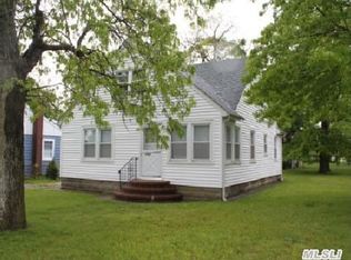 1380 E Forks Rd, Bay Shore, NY 11706