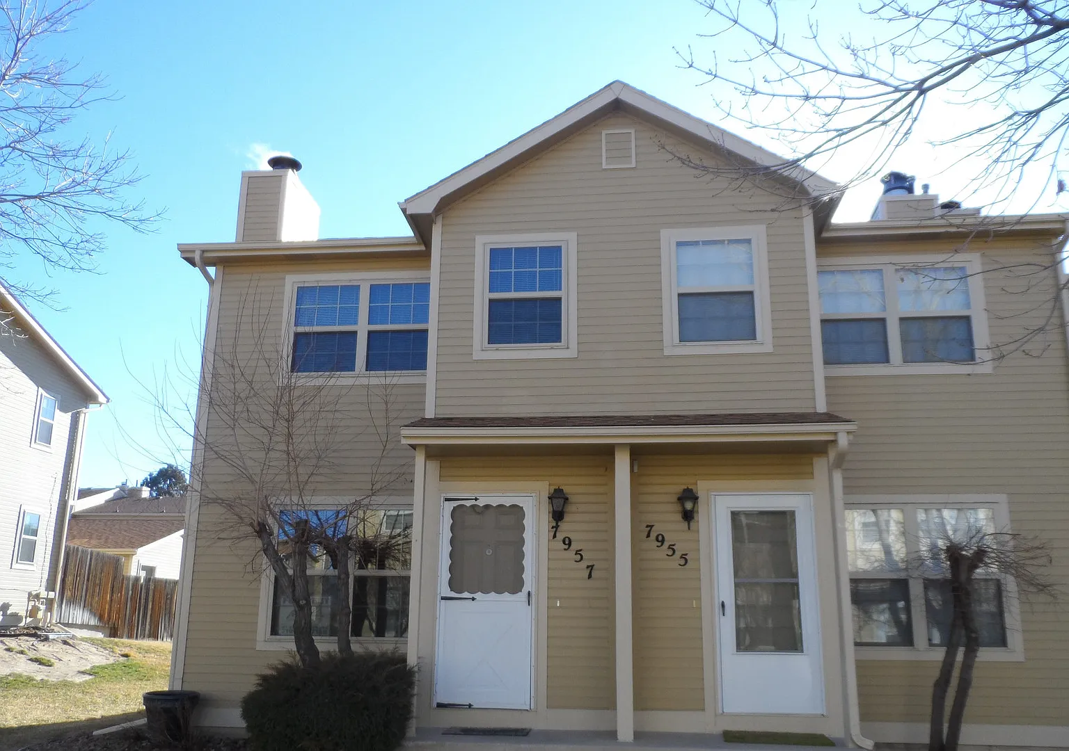 Stylish End Unit with Central Air & Wood Floors in District 20!! — Photo 1