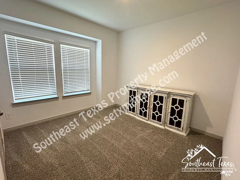 111 Lakeway Cir — Photo 5