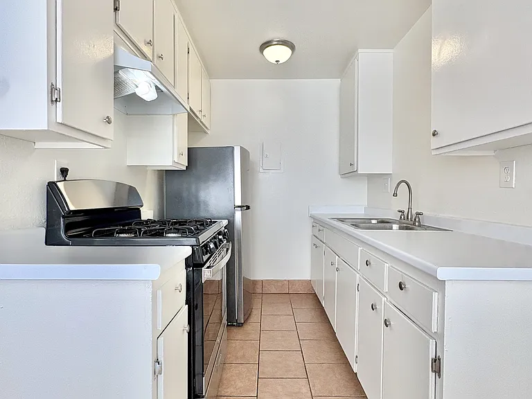 1226 E 7th St #15 — Photo 4
