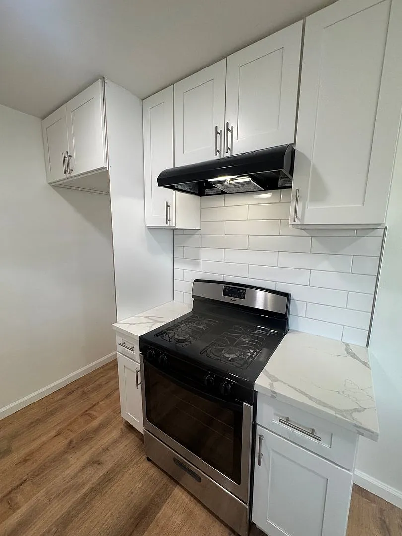 1423 W Lingan Ln — Photo 2