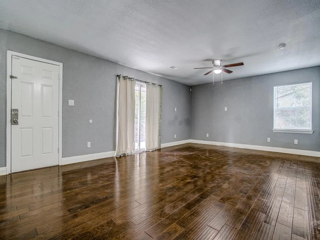 3 bed, 1.5 bath, 1200 sqft, $1,895 — Photo 2