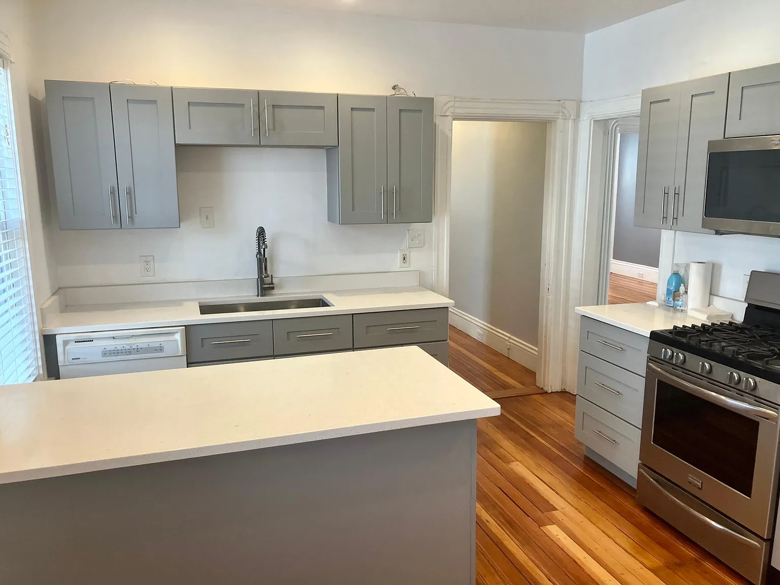 1 bed, 855 sqft, $3,100 — Photo 3