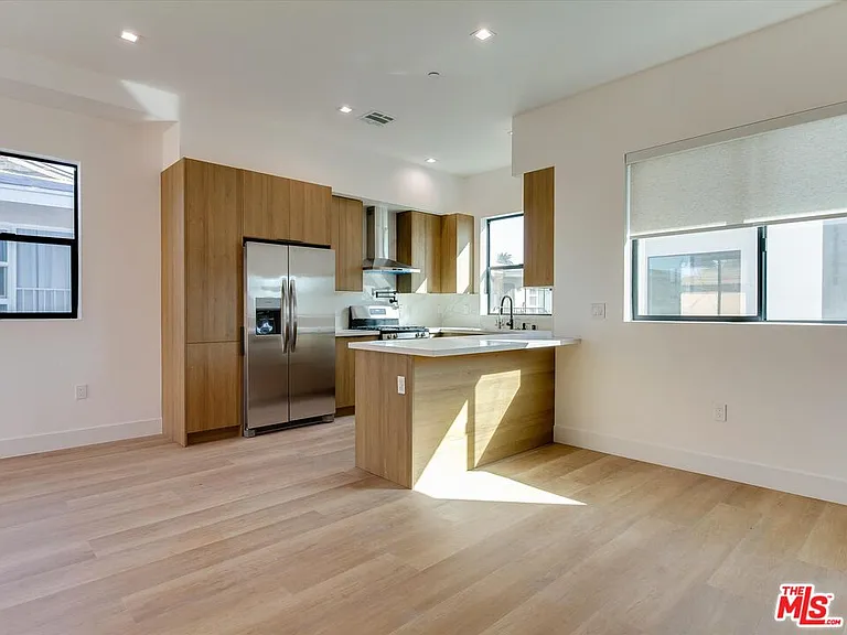 2817 S Redondo Blvd — Photo 9