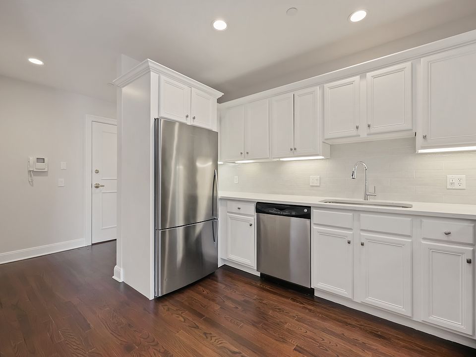 Modern Kitchen Design Blending Function and Luxury with Granite Counters and Stainless Steel Appliances