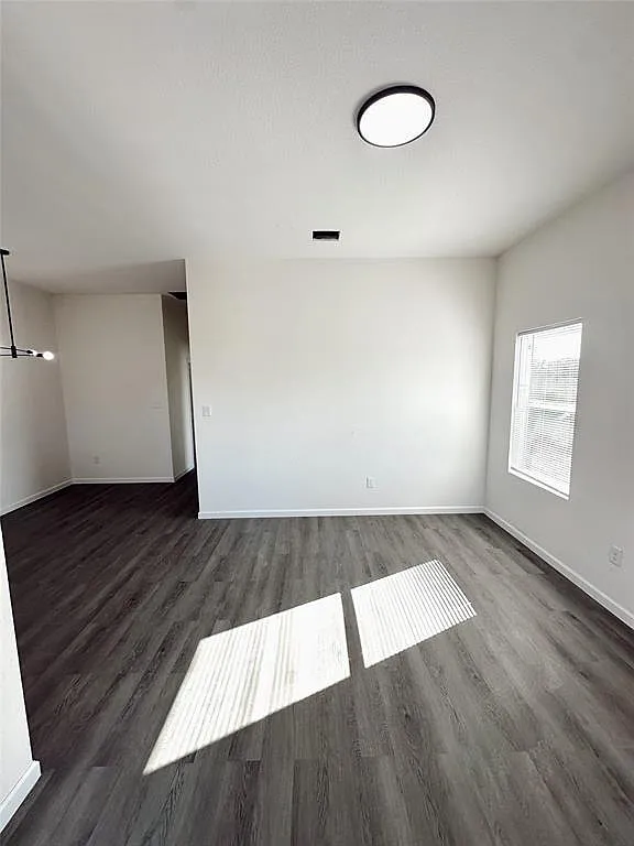 3 bed, 2.0 bath, 1069 sqft, $2,100 — Photo 2