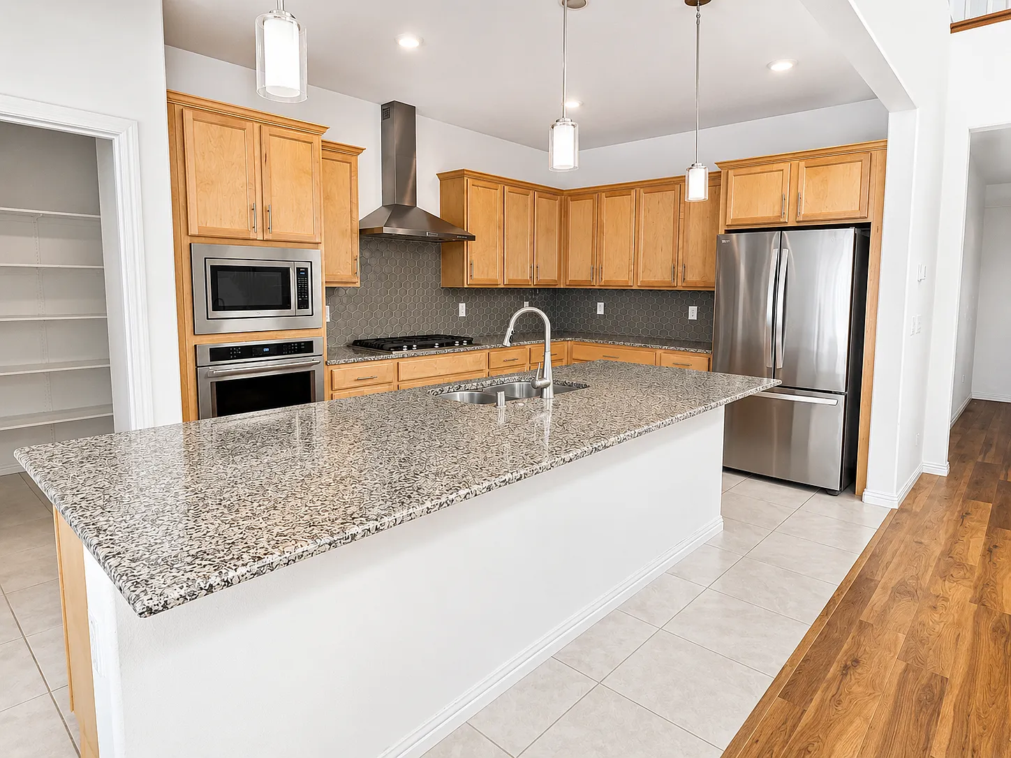 6 bed, 3400 sqft, $3,700 — Photo 3