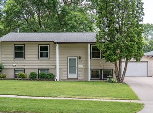 4501 Pine View Dr NE, Cedar Rapids, IA 52402
