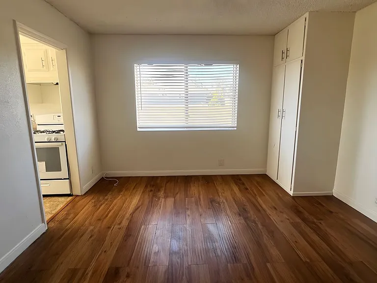 6125 S Victoria Ave — Photo 3
