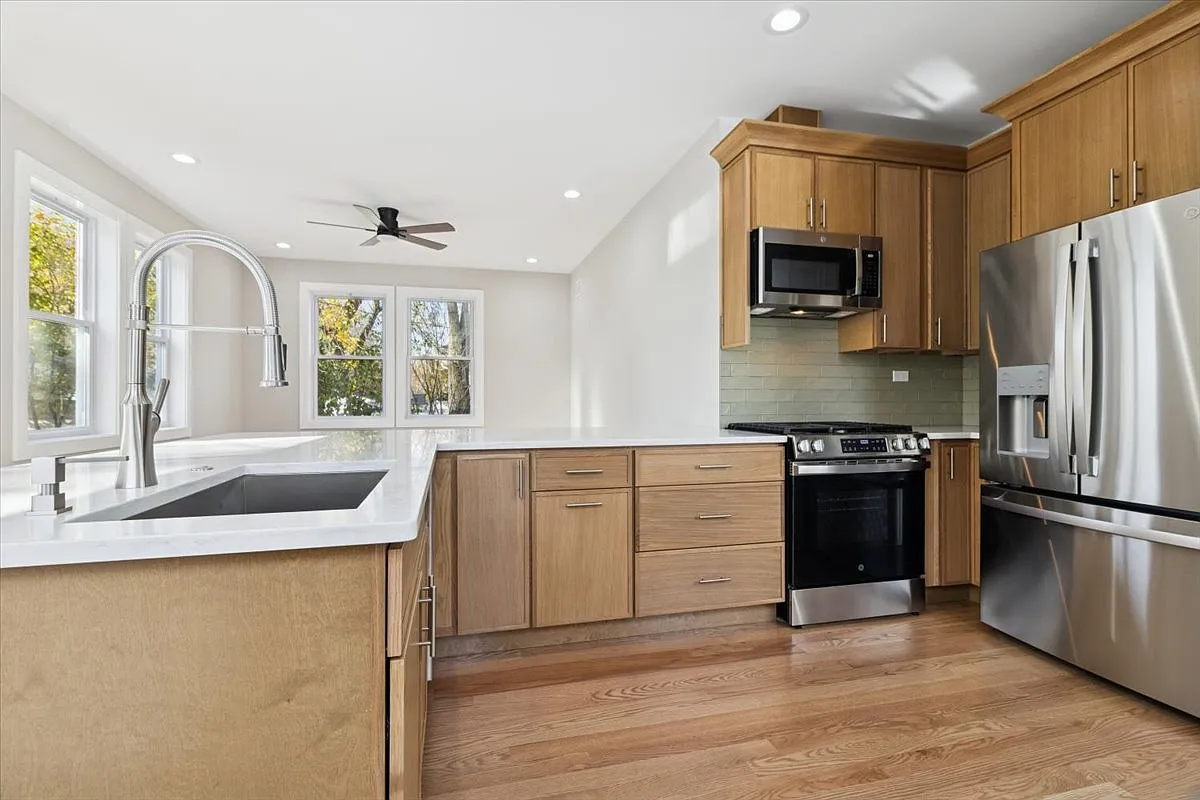 4 bed, 2310 sqft, $3,300 — Photo 4