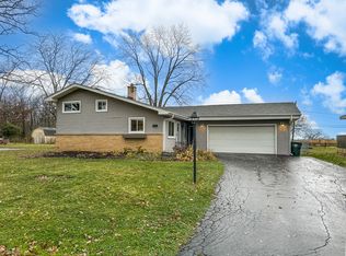 67 Timber Ln, Lindenhurst, IL 60046