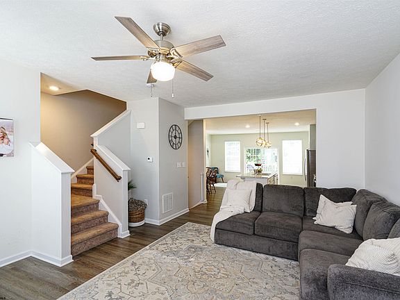 5th image of 207 Queensbury Ct