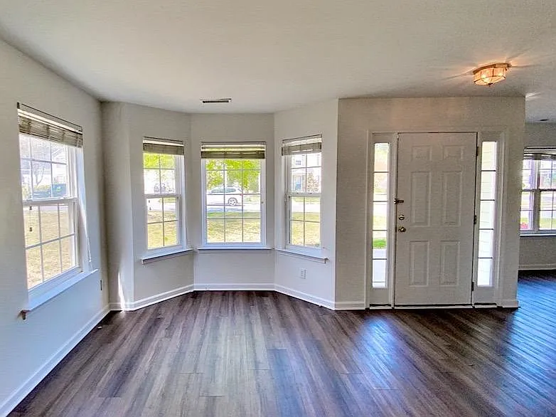Building Photo - 201 Valley Glen Dr