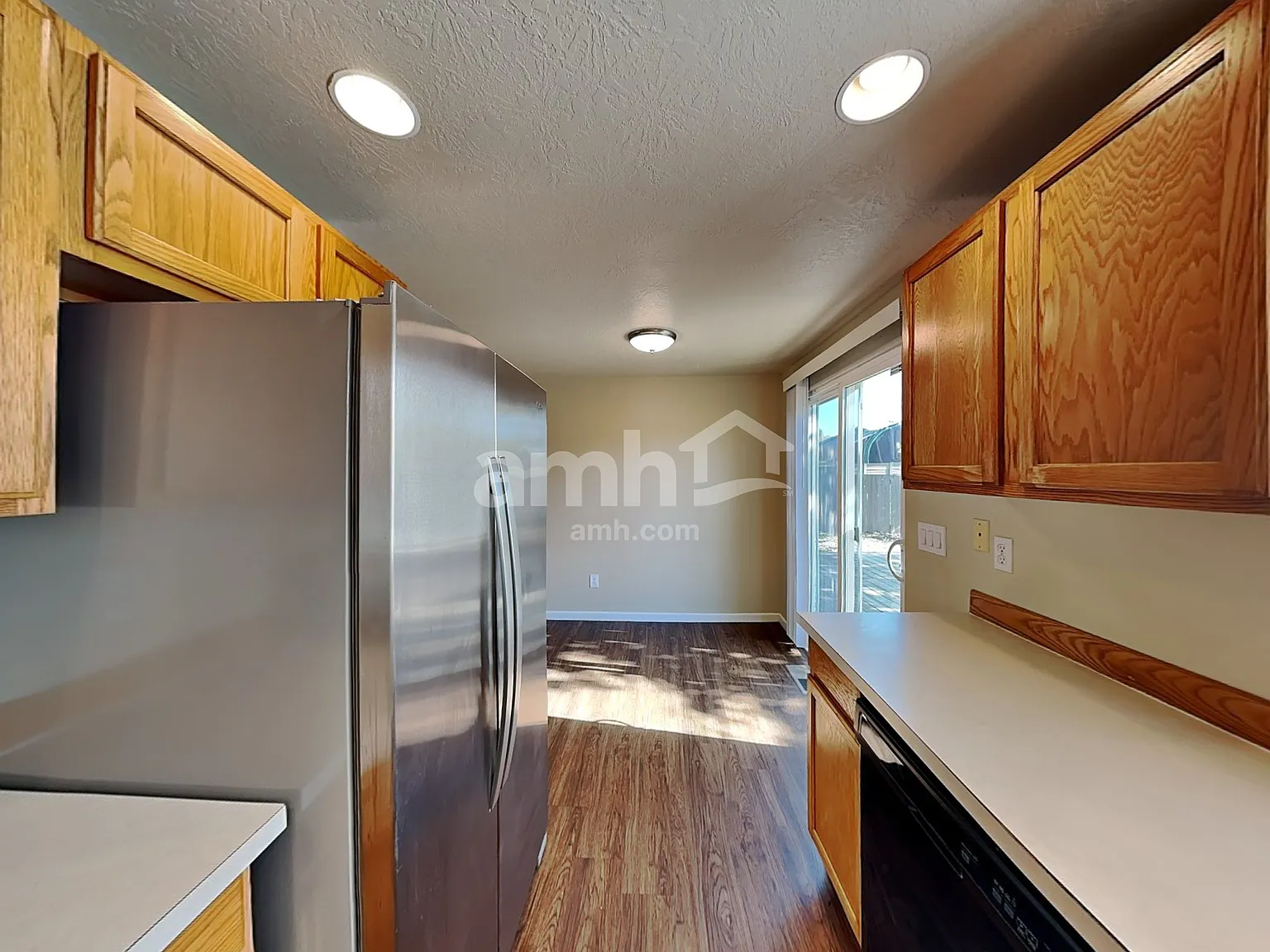 3 bed, 2.0 bath, 1020 sqft, $2,205 — Photo 4