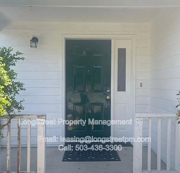 1927 NW Highland Dr — Photo 2