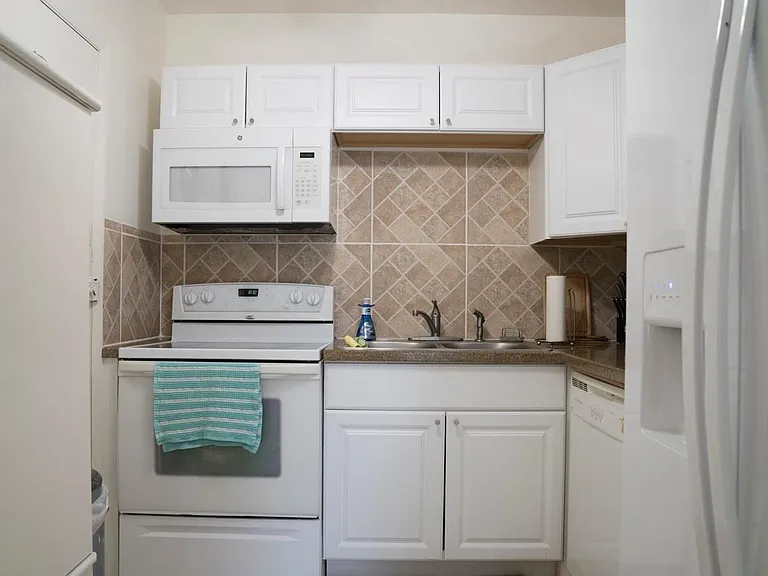 424 N Riverside Dr — Photo 8