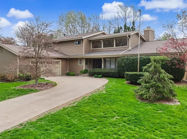 3207 Douglas Woods Dr, Urbana, IL 61802