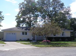 828 Sunset Dr, Sullivan, IL 61951