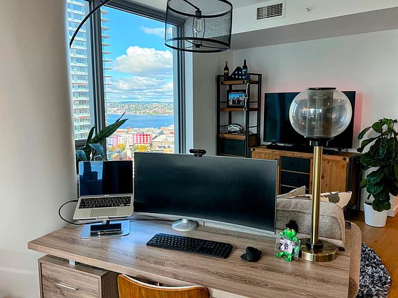 Living/working area with view to Lake Union