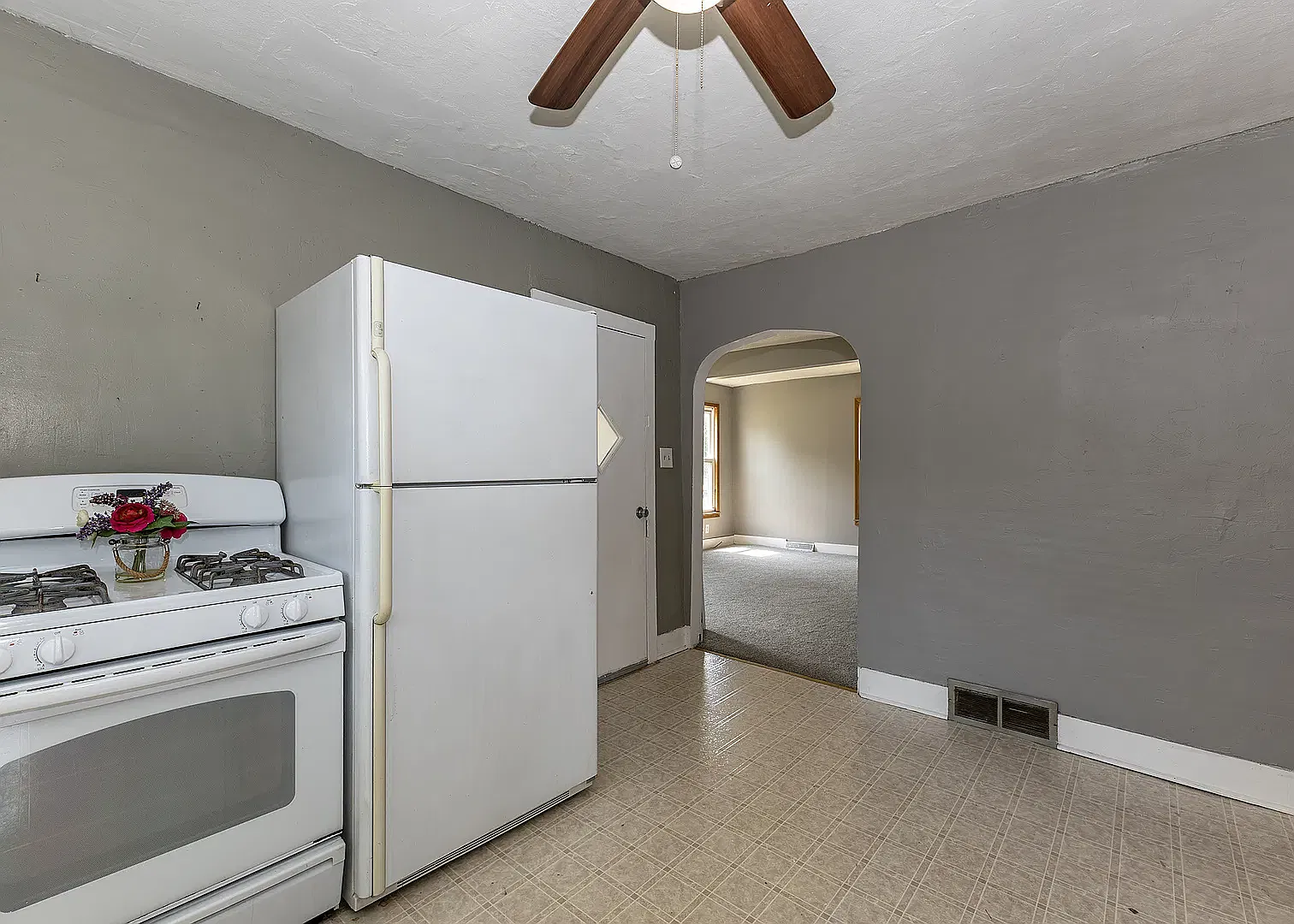 3 bed, 887 sqft, $1,000 — Photo 4