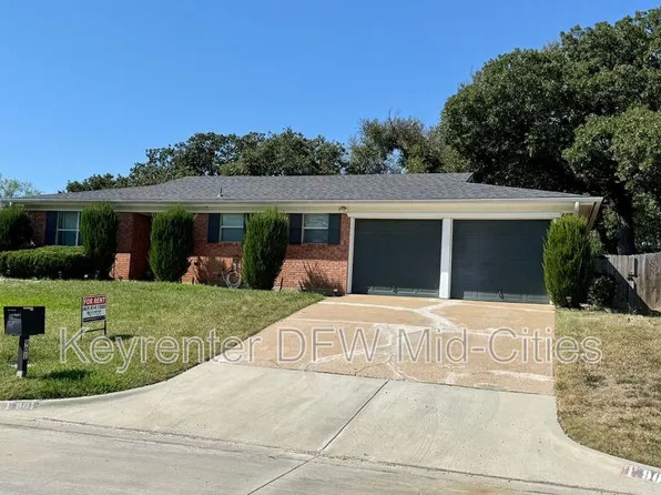 901 Gregory Ave, Bedford, TX 76022