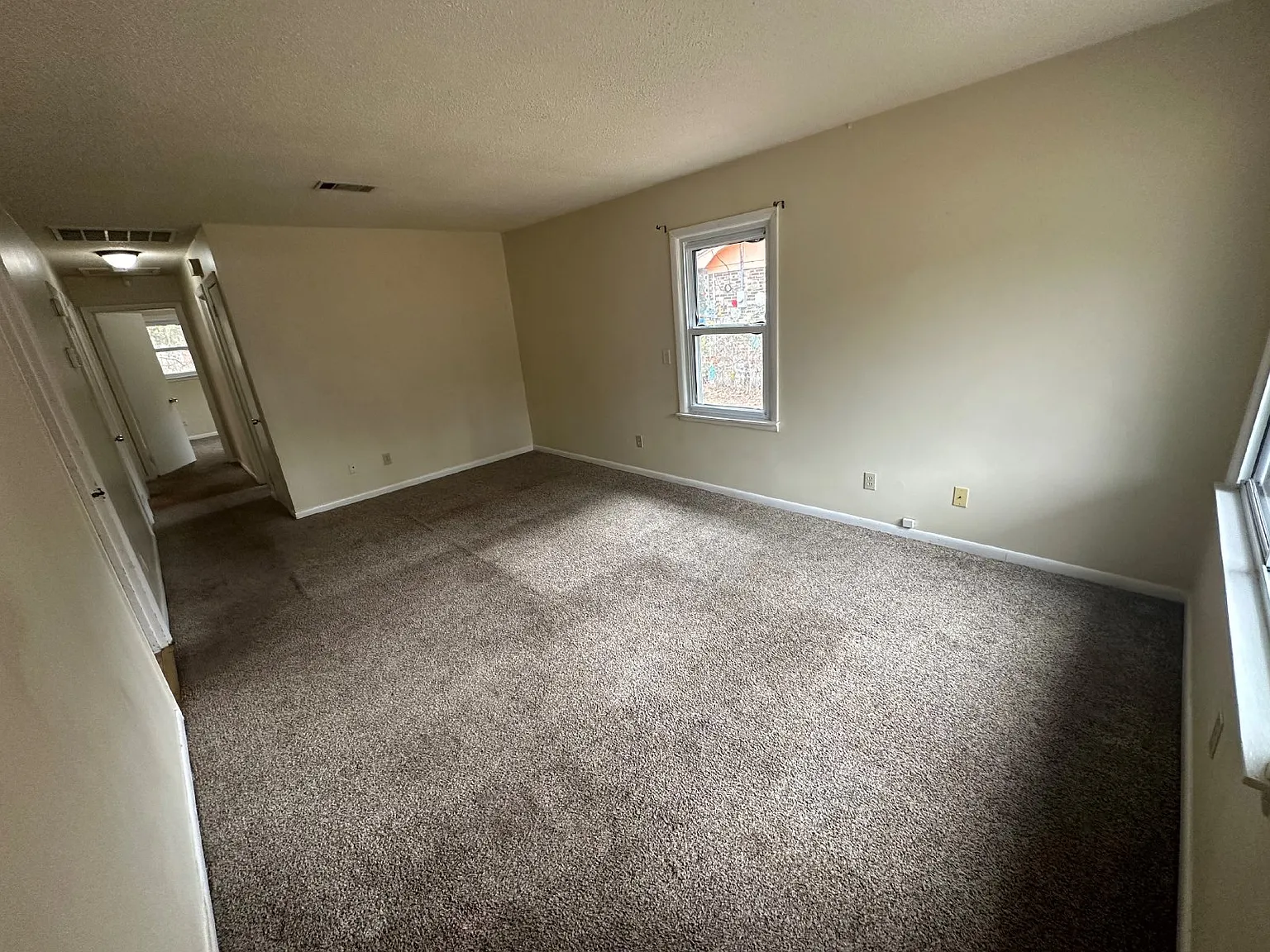 3 bed, 1.0 bath, 1025 sqft, $1,050 — Photo 3