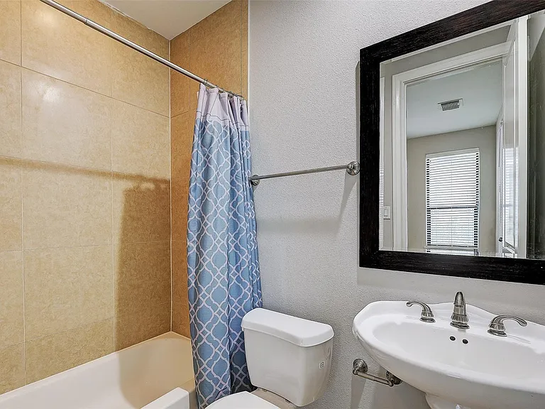 3245 Maxroy St — Photo 27