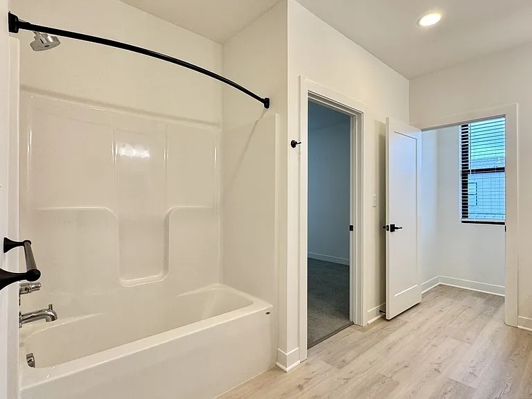 2913 N Oak Trafficway #2935 — Photo 11