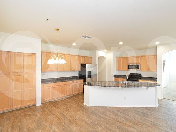 3rd image of 3105 E Vallejo Dr