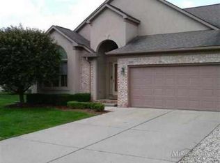 52897 Hunters Pointe Ct, Macomb, MI 48042