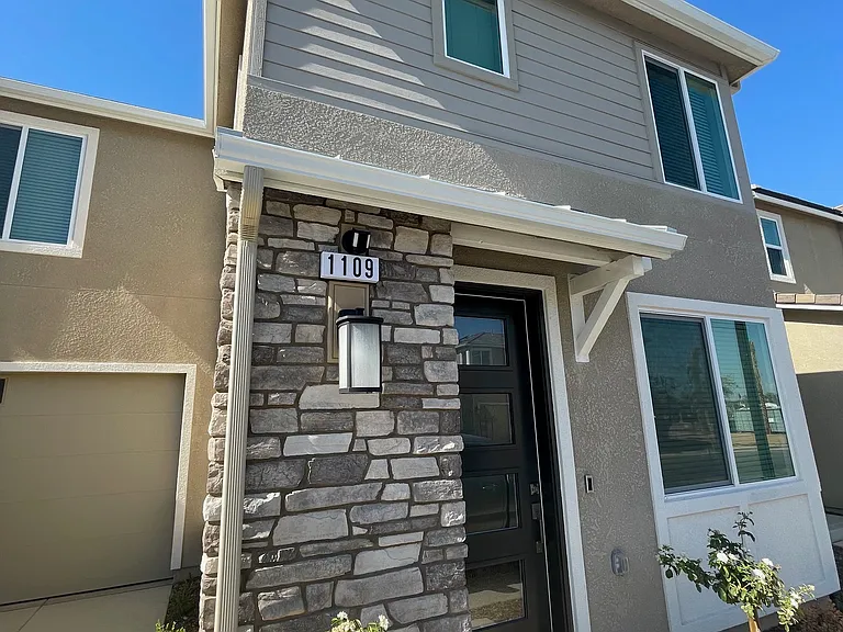 1109 Elevations Way W — Photo 4