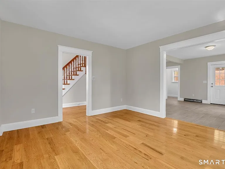 672 E Main St — Photo 3