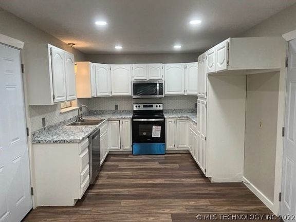 2nd image of 405 E Woods Ln
