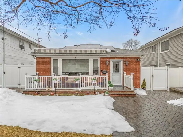 223 Park St, Staten Island, NY 10306