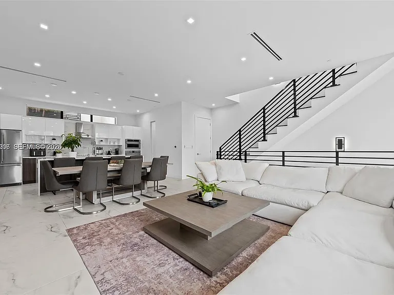 1056 N Victoria Park Rd — Photo 5