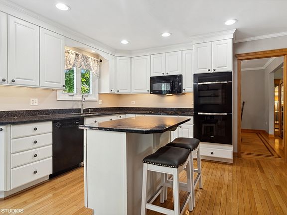 5th image of 1054 E Carpenter Dr