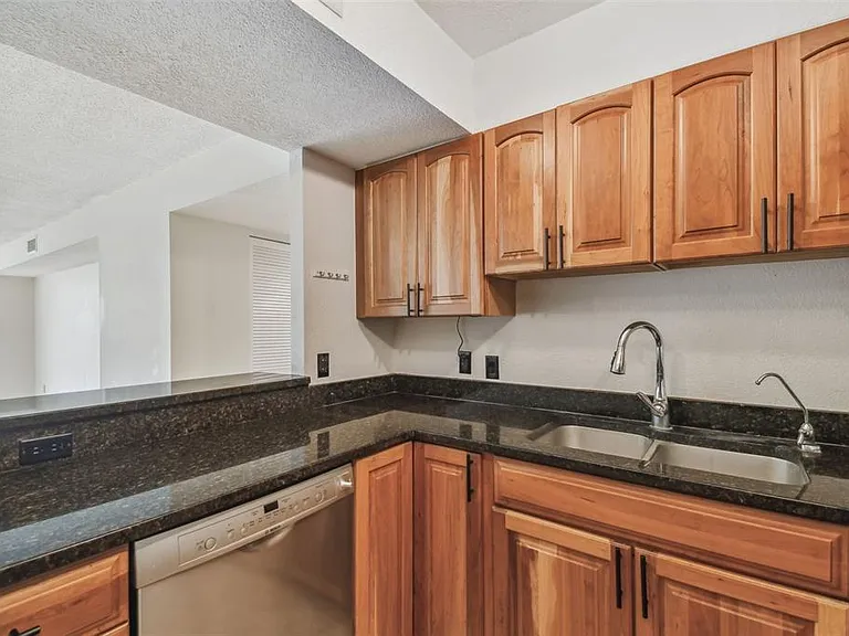 100 Oakmont Ln #106 — Photo 23