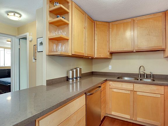 5th image of 1029 E 8th Ave APT 1004