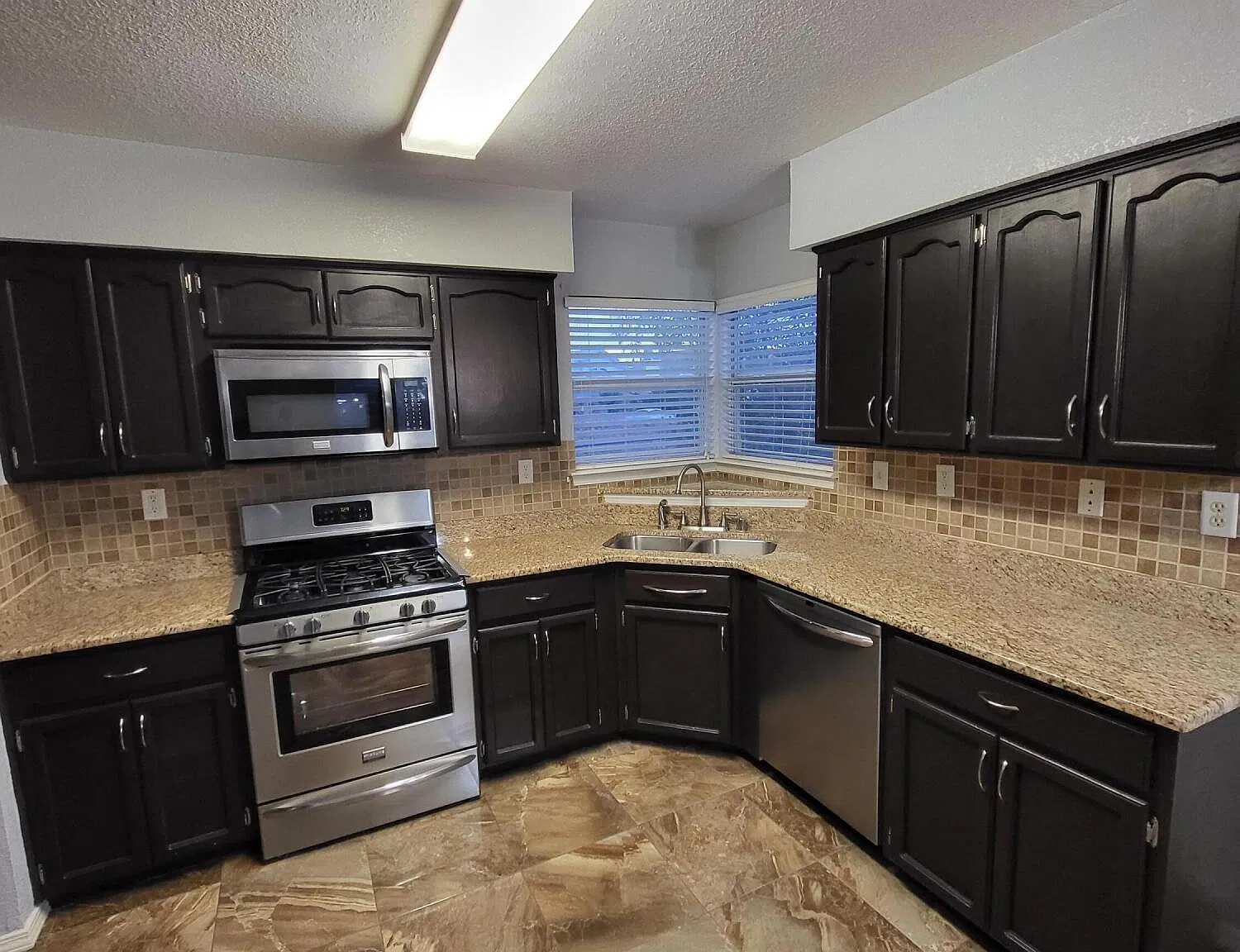 3 bed, 2.5 bath, 1696 sqft, $1,900 — Photo 4
