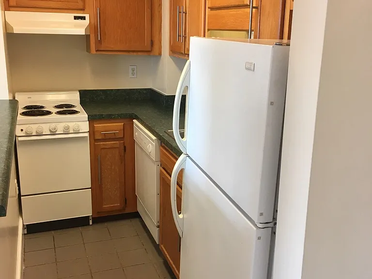 Linden Towers — Photo 27