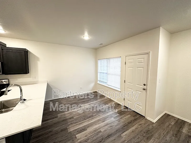 4 bed, 4.5 bath, 2000 sqft, $2,095 — Photo 4