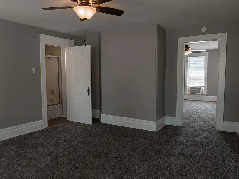 930 Loree St #UPSTAIRS — Photo 2