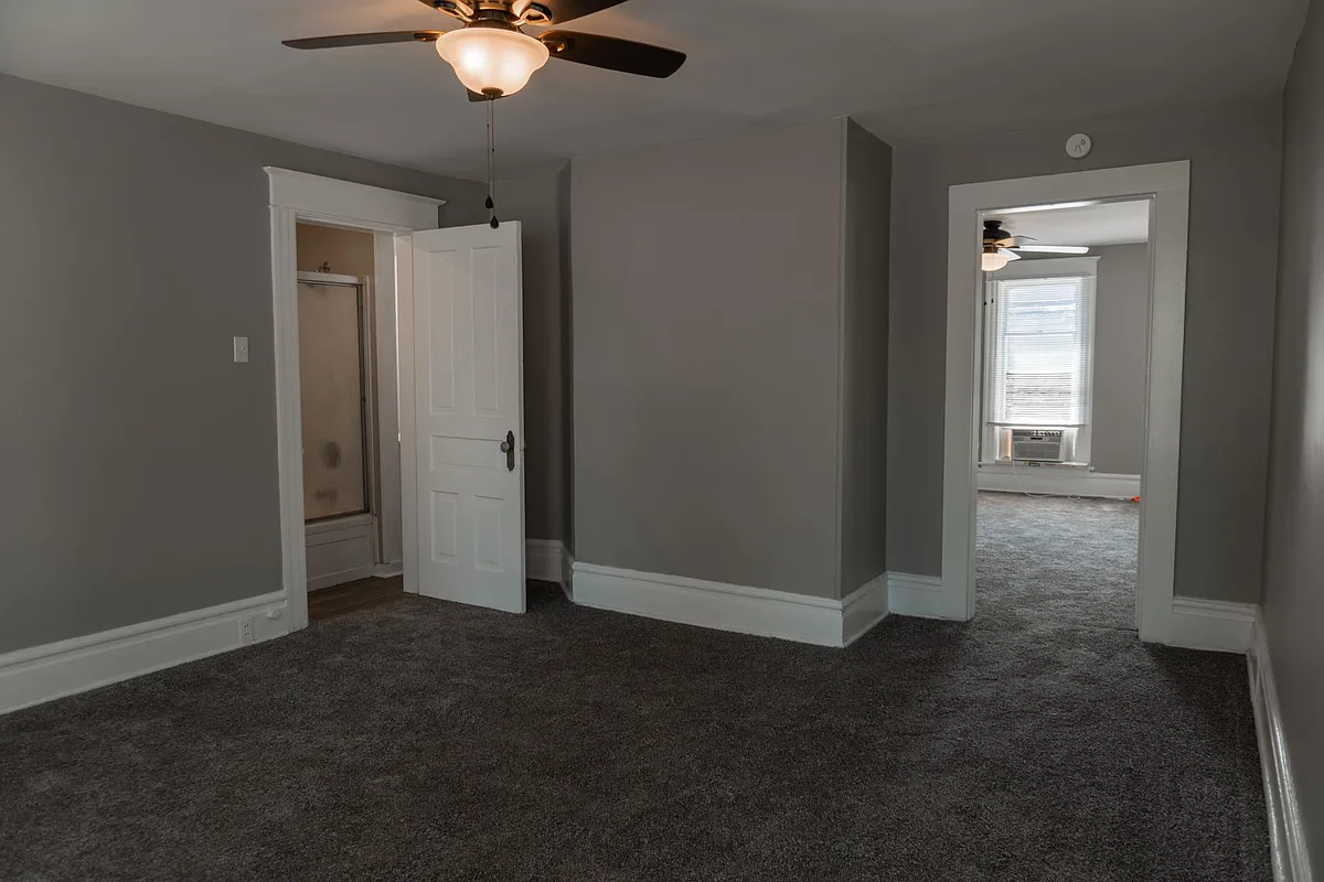 Building Photo - 930 Loree St #UPSTAIRS