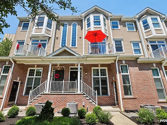 3rd image of 282 Roslyn Ct #282X