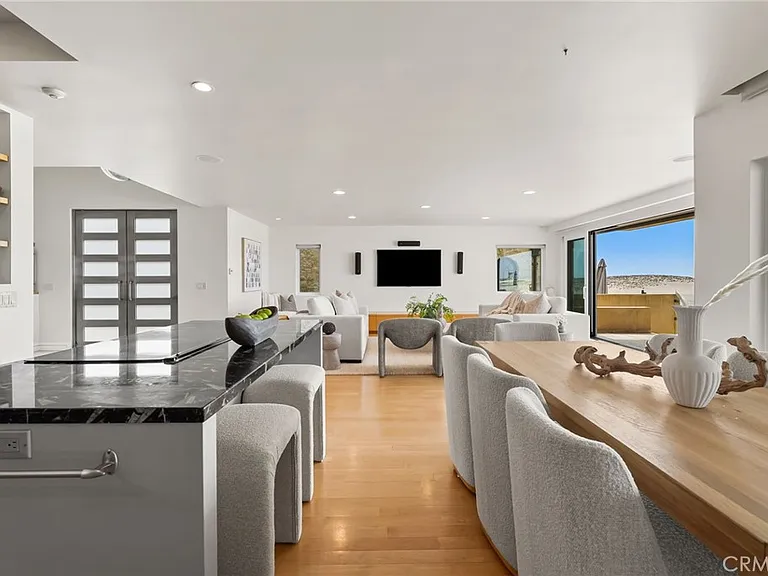 1554 E Oceanfront — Photo 13