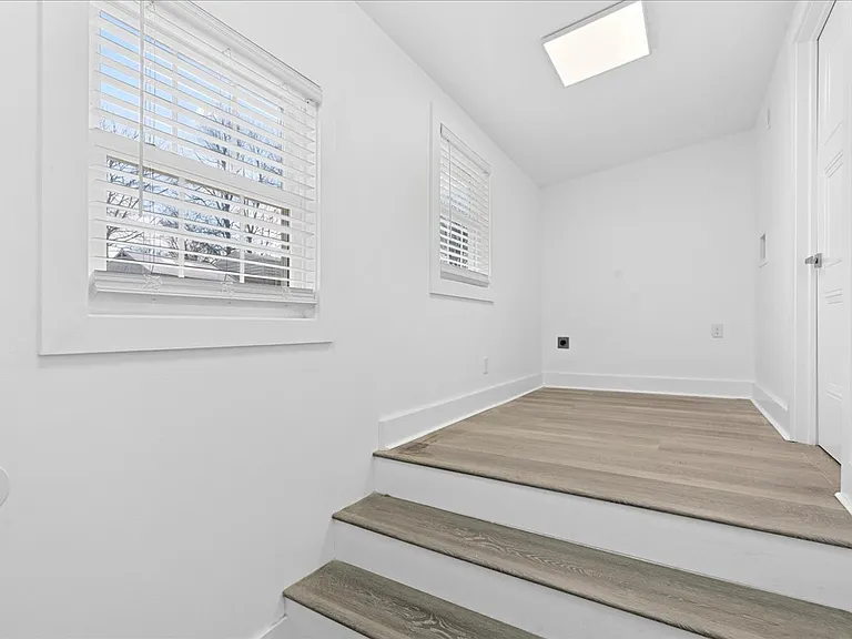 409 Pleasant St — Photo 22