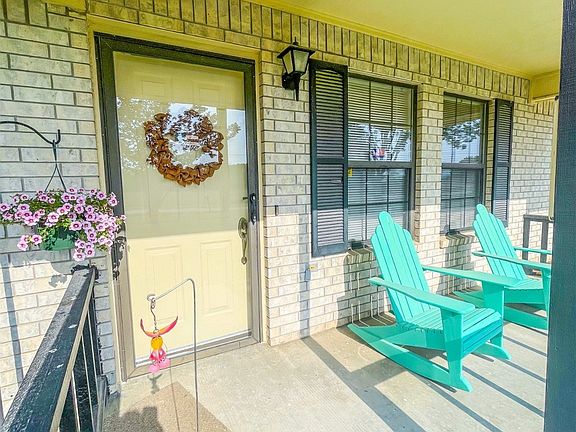 4th image of 922 Pecan Ln